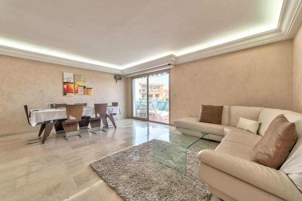Apartment La Pinede Equiped With Air Conditioning And A Pool! Antibes
