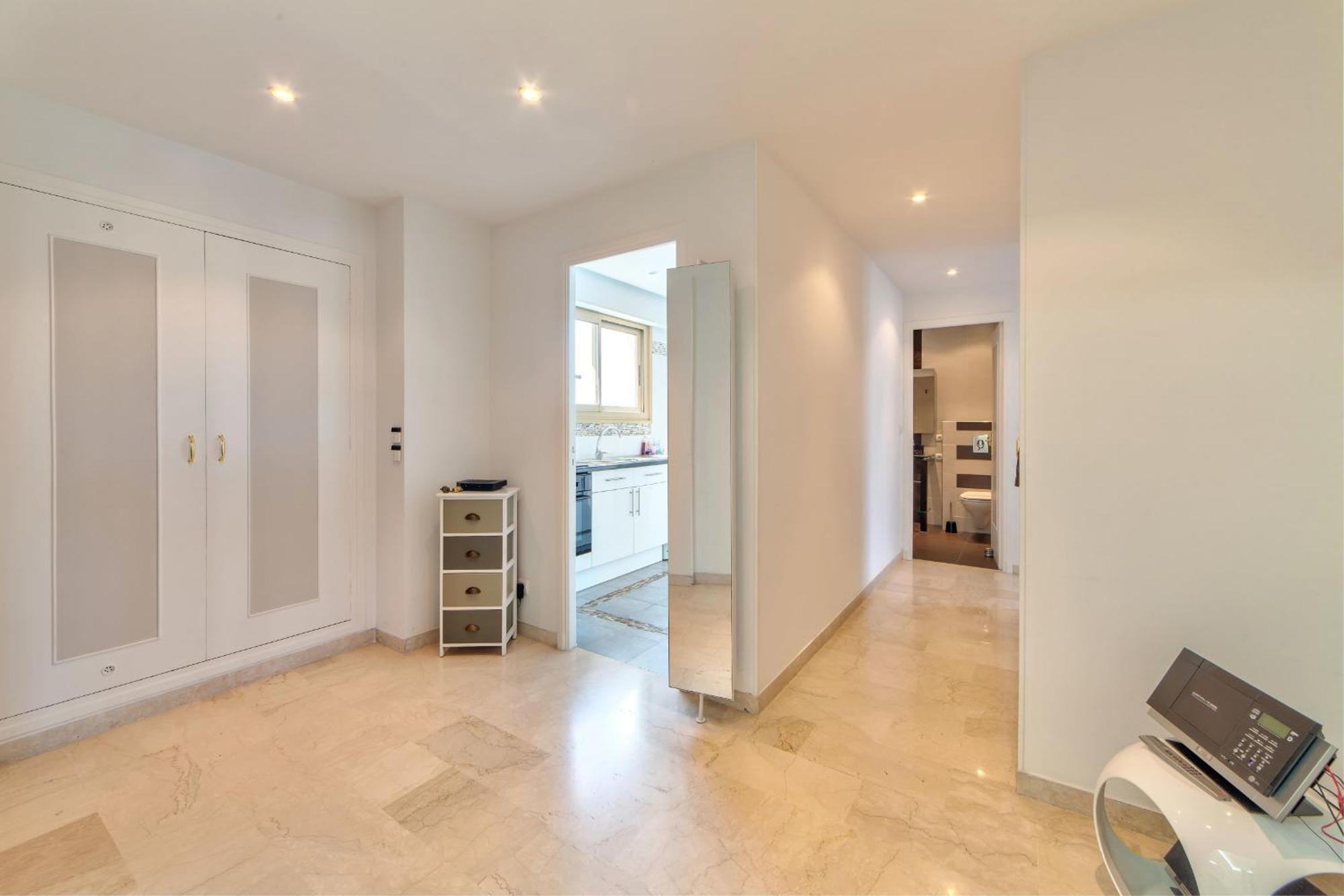 La Pinede Equiped With Air Conditioning And A Pool!