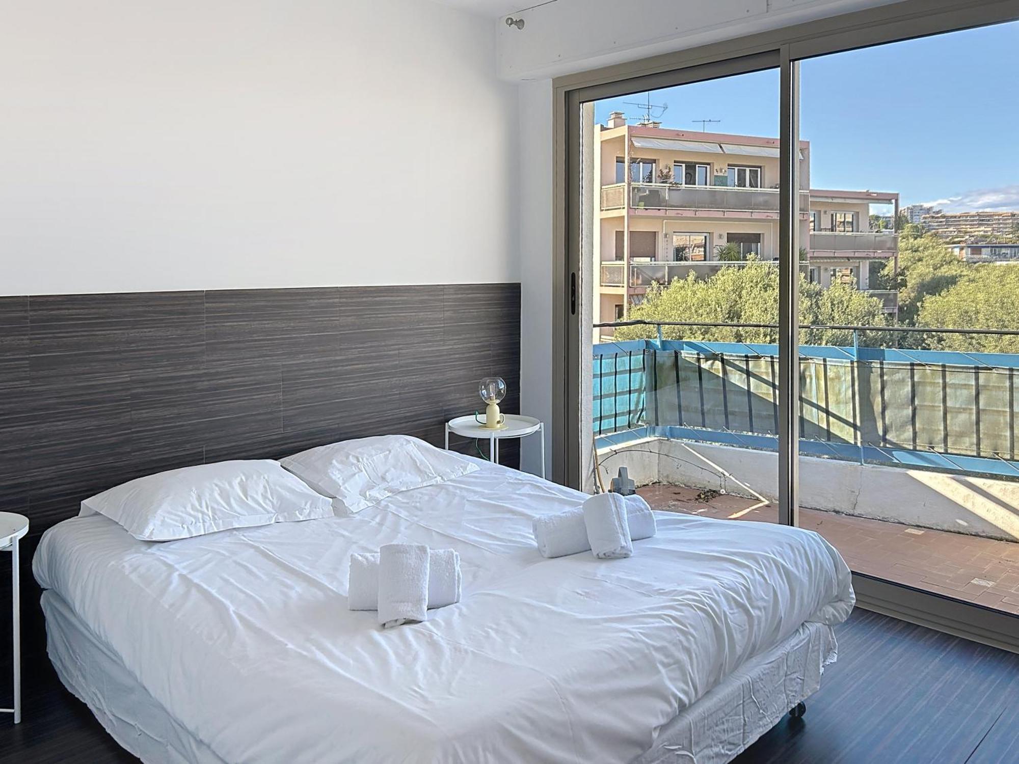 Appartement La Pinede Equiped With Air Conditioning And A Pool! Antibes