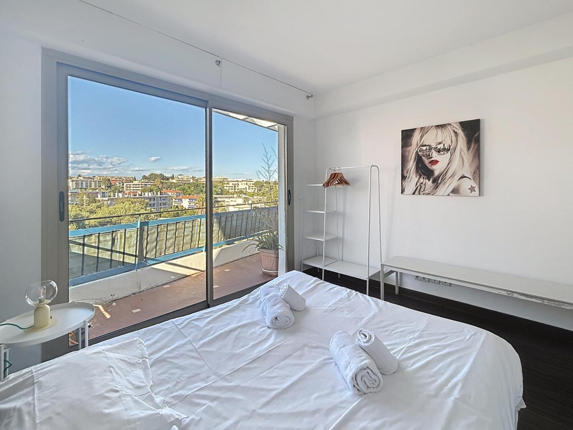 La Pinede Equiped With Air Conditioning And A Pool! * Antibes